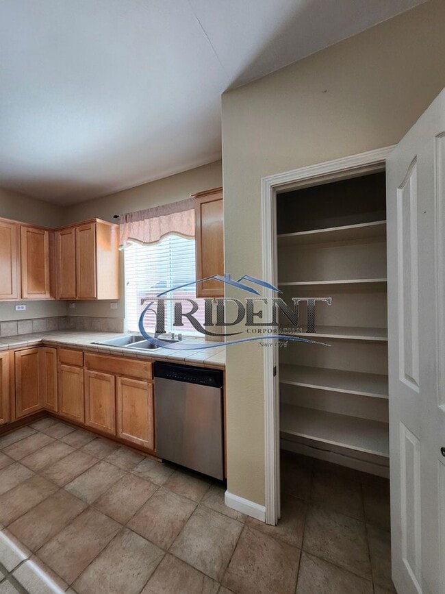 Building Photo - 3-bedroom 2-bath home with den located in Edgewater
