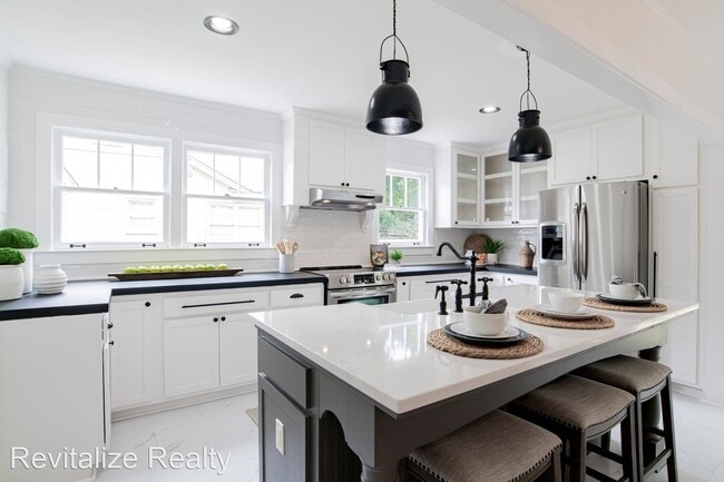 Building Photo - 3 br, 2 bath House - 65 Bishop Lane S