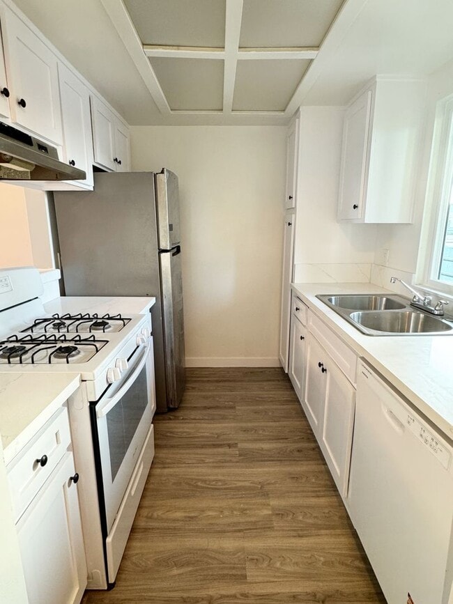 Building Photo - 2-Bedroom Residence with Front-Row Views on Lively 2nd Street