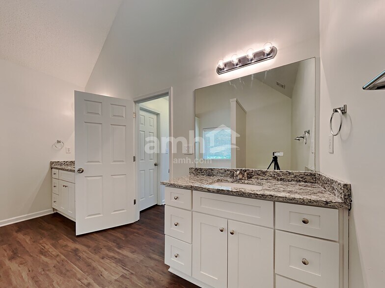Building Photo - 5718 Graceland Dr