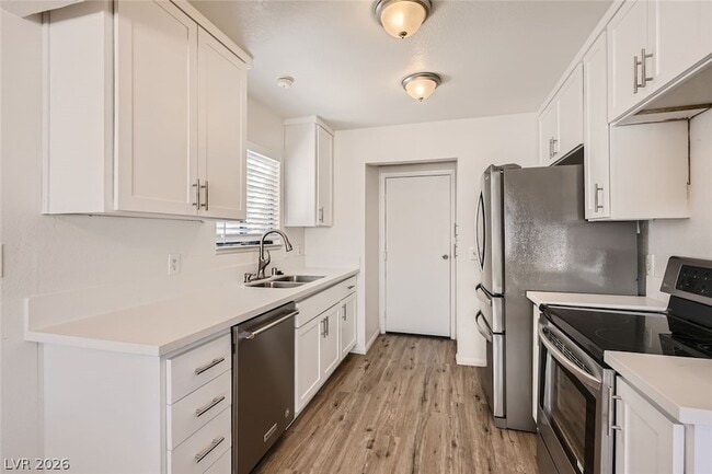 Building Photo - 2422 La Luna Dr