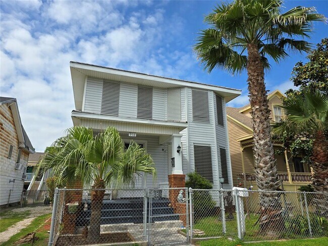 Primary Photo - 916 Avenue H