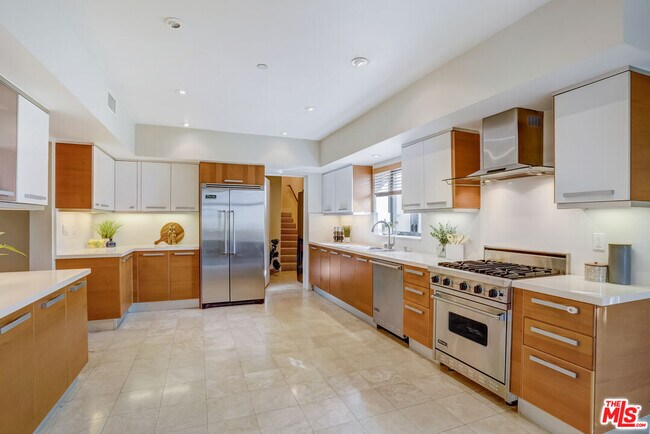 Building Photo - 8788 Shoreham Dr