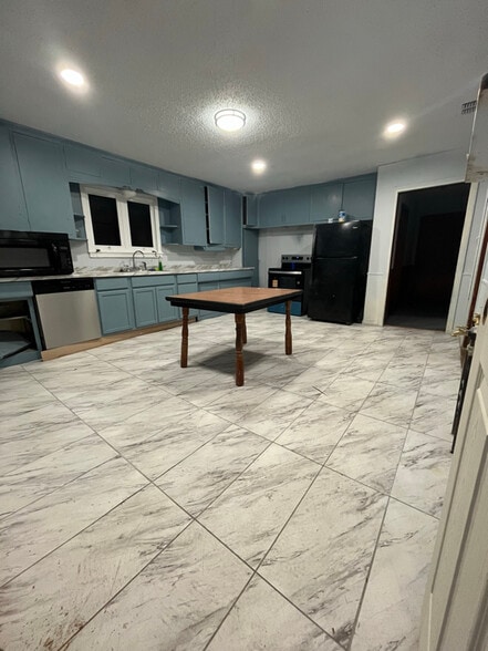 Building Photo - 216 Pine St