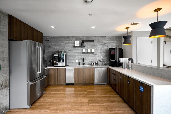 Building Photo - Glass House 1 Bed 1 Bath High Rise Condo w/ Mountain & City Views!!