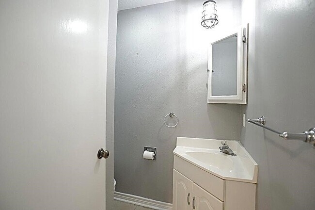 Building Photo - 16 Golf Vw Mnr