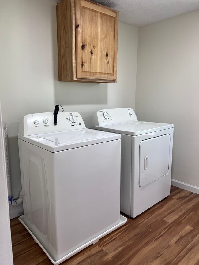 Building Photo - Super cute farm house with beautiful mountain view! 2 bedrooms, 1 bathroom!