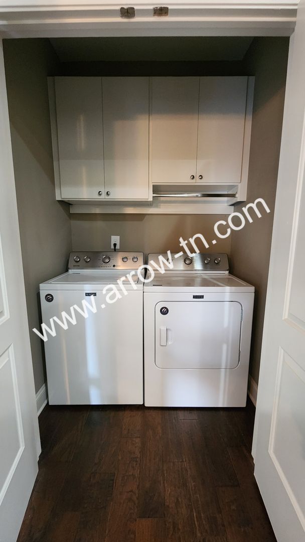 Building Photo - Fantastic End Unit Townhome in Franklin!