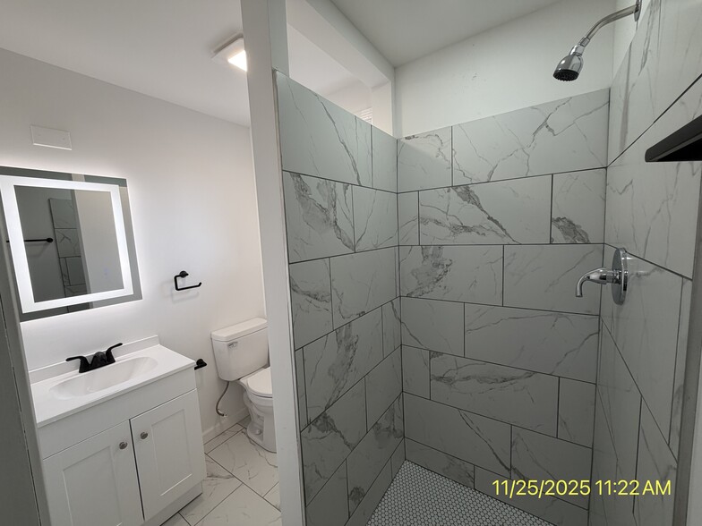 Building Photo - 2501 E 5th St