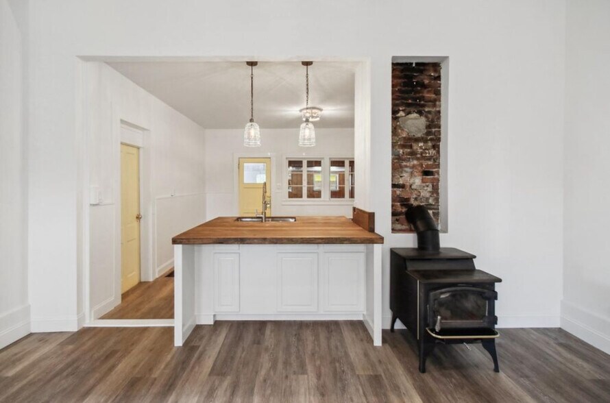 Unit B Kitchen peninsula - 18490 Empire St