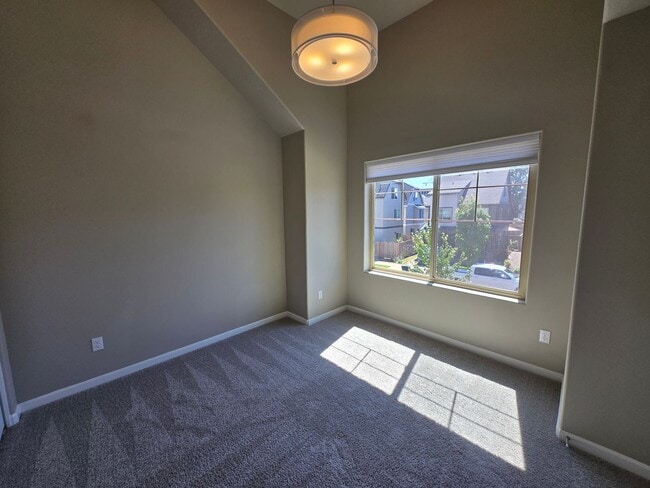 Building Photo - Terrific Orenco Station area 4 BR, 3.5 BA ...