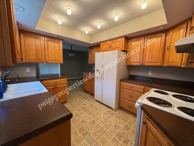 Building Photo - Charming 2-bedroom, 1-bath