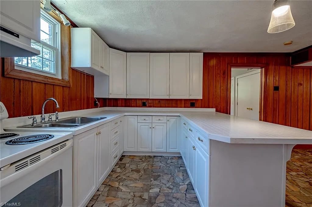 Building Photo - Room in House on Kinnamon Rd