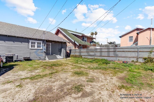 Building Photo - 4062 S Budlong Ave