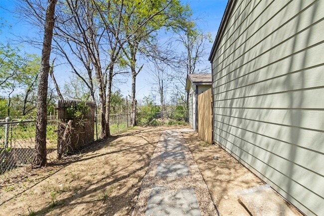 Building Photo - 2409 Shropshire St