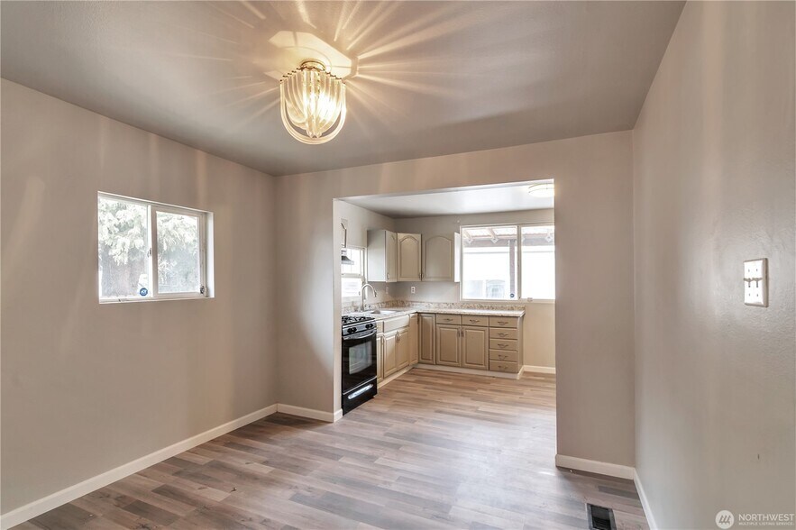 Building Photo - 730 S Elmgrove St