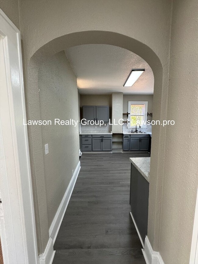 Building Photo - Updated Four Bedroom Home Close to Downtow...