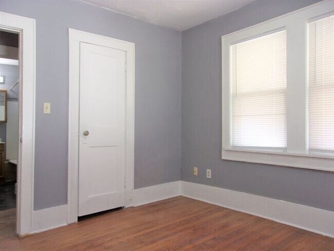 Building Photo - 1 BED 1 BATH 1 CAR DETACHED GARAGE CRESTWO...