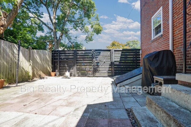 Building Photo - 912 Feist Ave