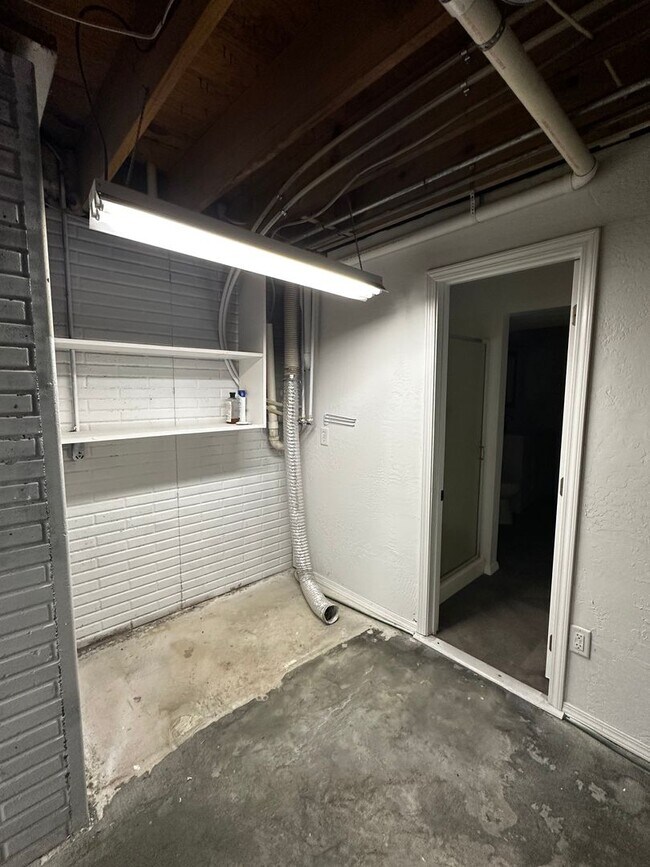 Building Photo - 2843 E Eastwood St