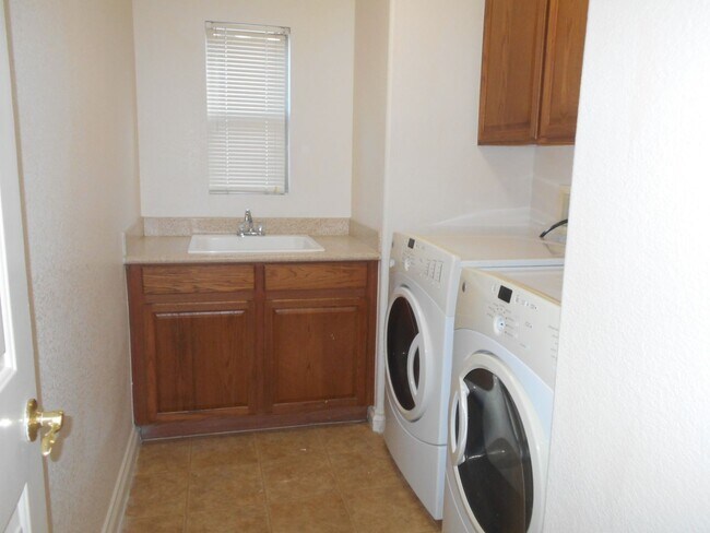 Building Photo - Stunning 4 Bedroom Home in North Las Vegas!