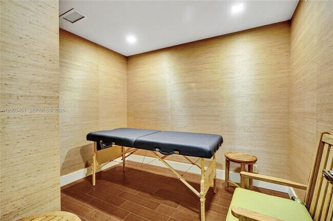 Building Photo - 19667 Turnberry Way