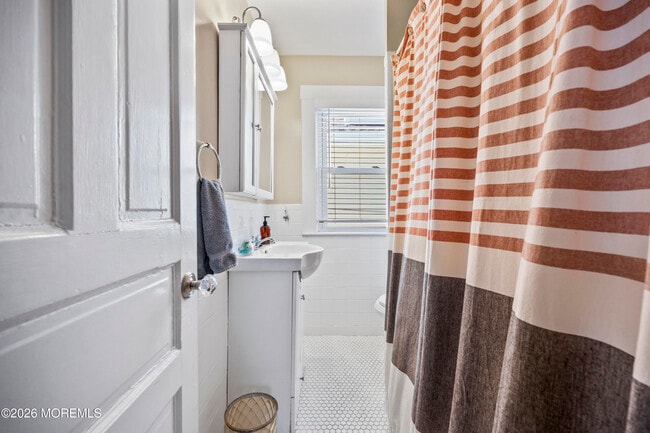 Building Photo - 214 Brinley Ave