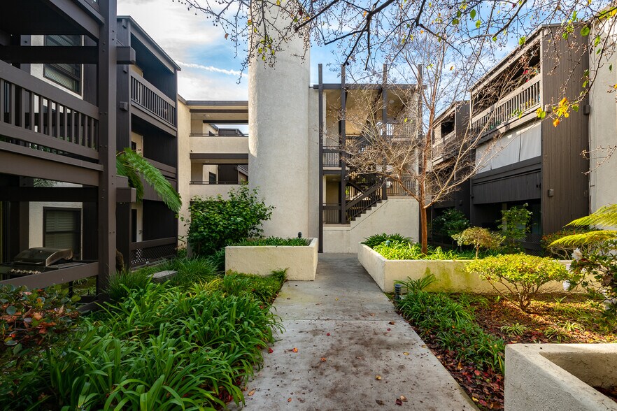 Building Photo - 7742 Redlands St