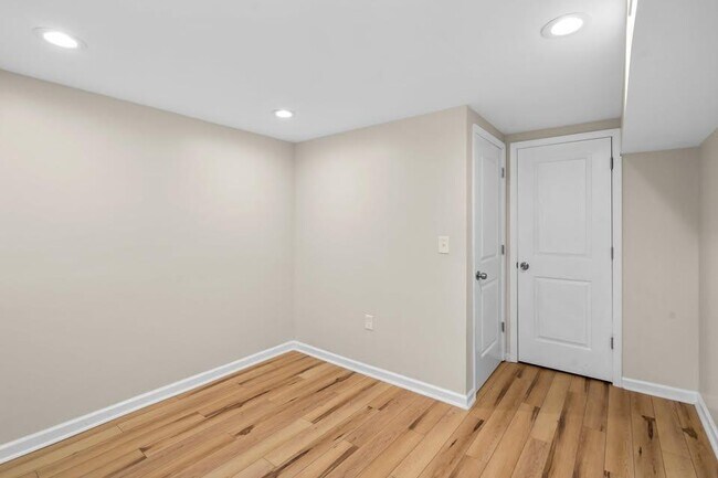 Building Photo - 118 N Curley St