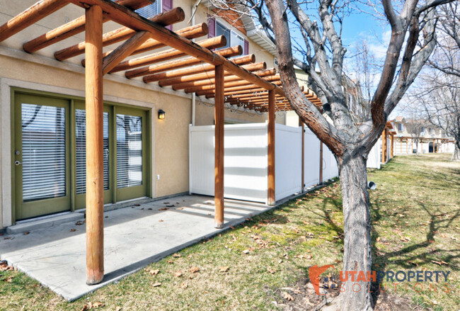 Building Photo - 6729 Pine Landing Way