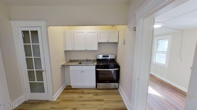 Building Photo - 566 Park Ave