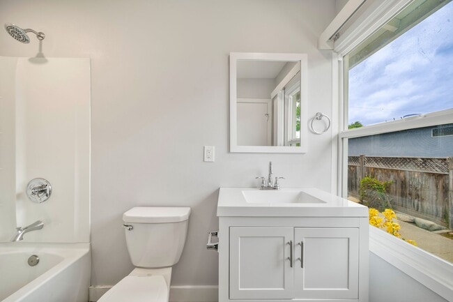 Building Photo - 4/Bed, 4/Bath Home with Parking, Washer/ Dryer and Spa, Close to Chapman University/ Orange Circle