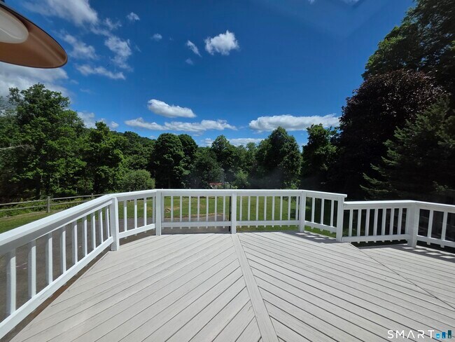 Building Photo - 7 Glenview Dr