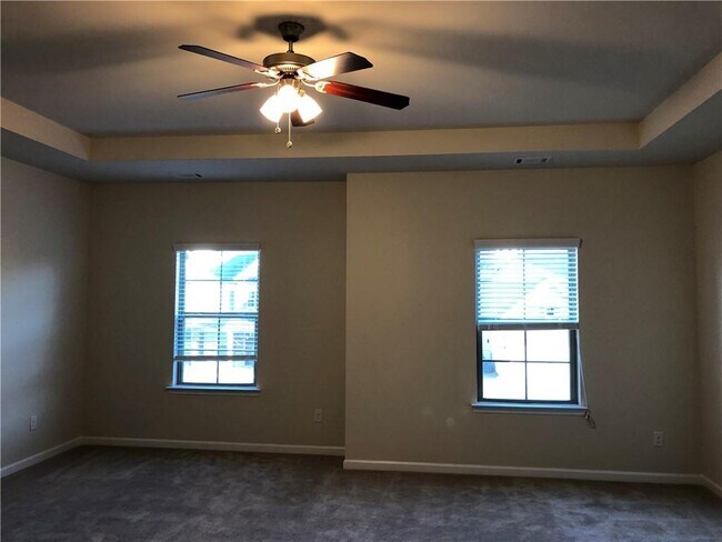 Building Photo - 5315 Mirror Lake Dr