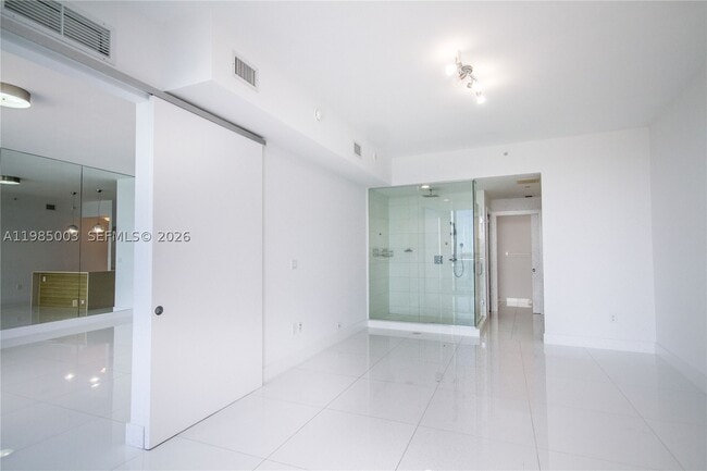 Building Photo - 2020 N Bayshore Dr