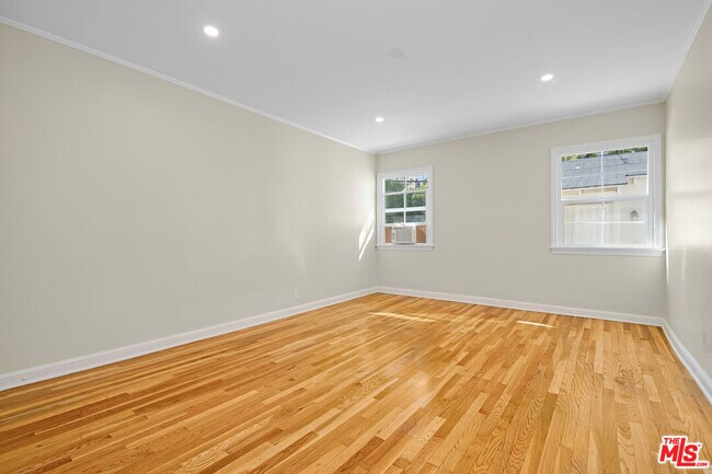 Building Photo - 405-404 Shirley Pl