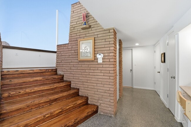 Building Photo - 4603 Ivanhoe St