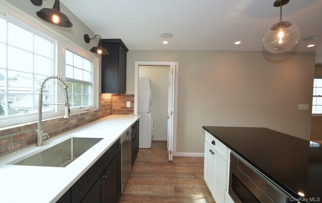 Building Photo - 13 Flower Hill Pl