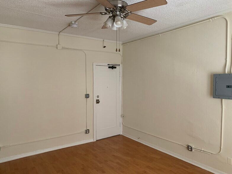Building Photo - 415 S Grand View St