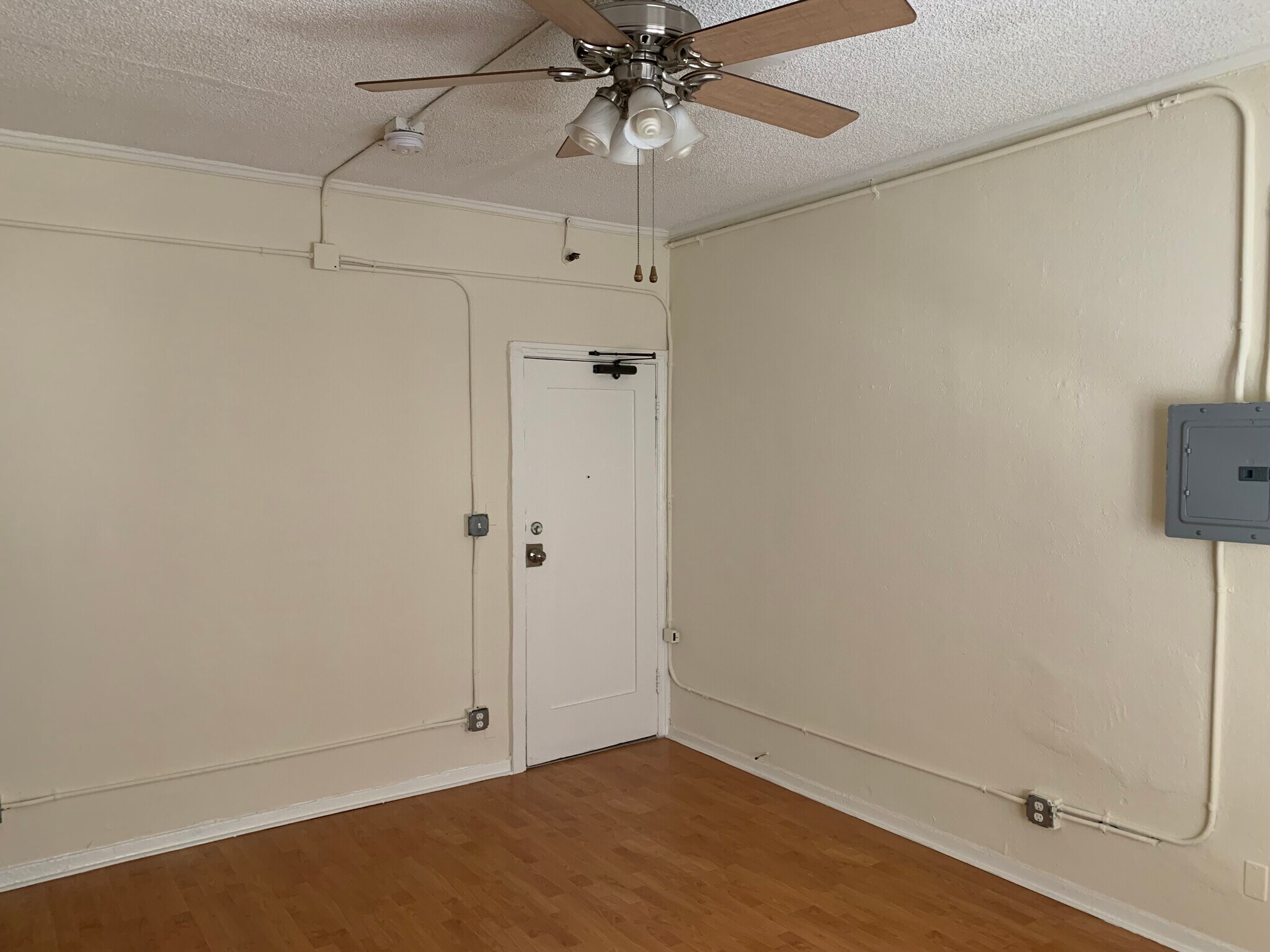Building Photo - 415 S Grand View St