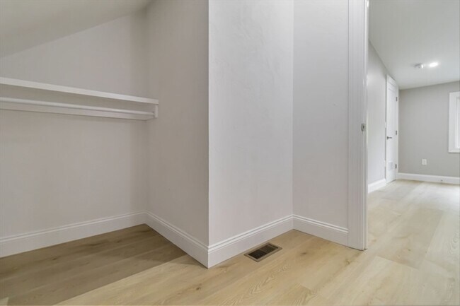 Building Photo - 192 Main St