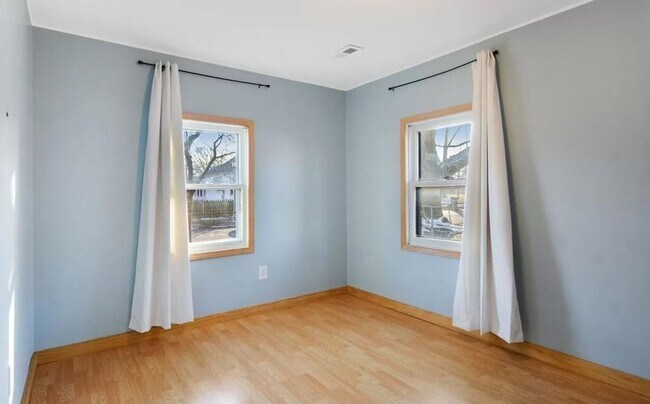 Building Photo - 710 E Park St