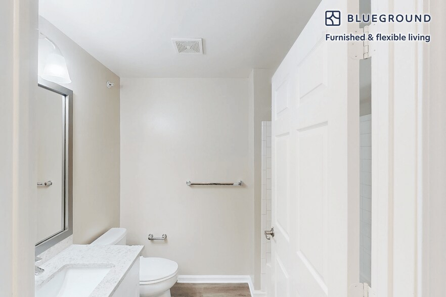 Building Photo - 160 Boylston St