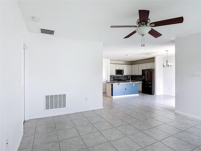 Building Photo - 450 Taft Dr