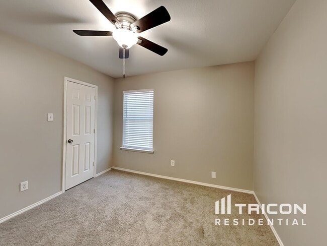 Building Photo - 834 San Jacinto Dr