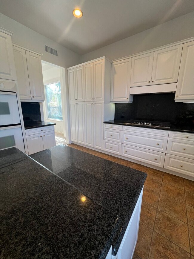 Building Photo - Luxury En Suite Living & Panoramic Views