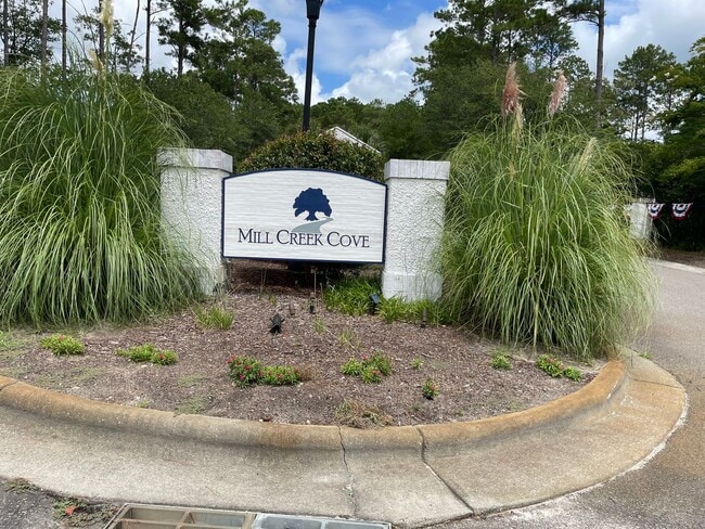 Building Photo - Avaliable October 1st 2025 Unfurnished 3 B...