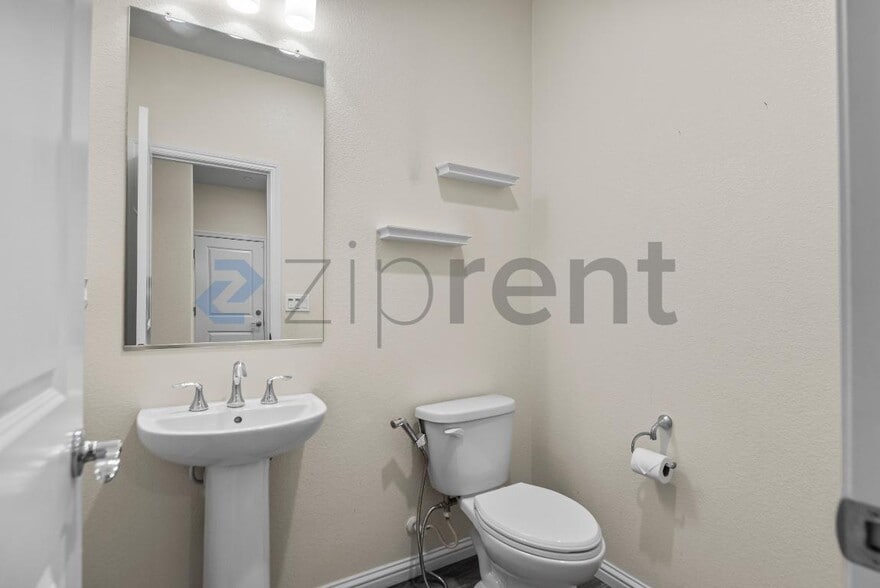 Building Photo - Unit