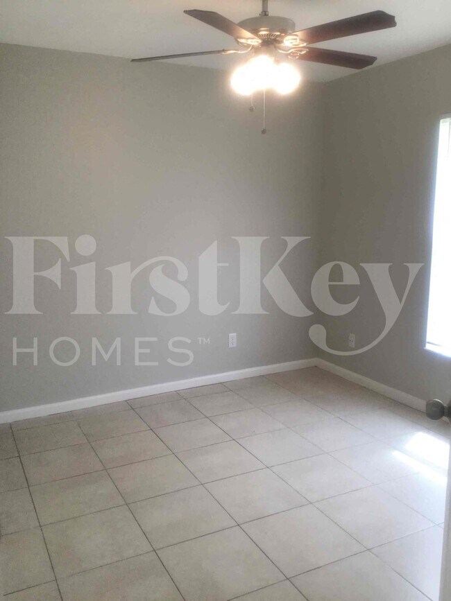 Building Photo - 662 SW Sandbar Terrace