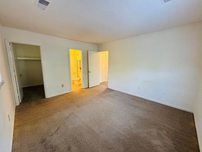 Building Photo - 218 Huntington Ln